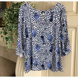 EUC Lilly Pulitzer Blue and White Patterned Women's Knit Top